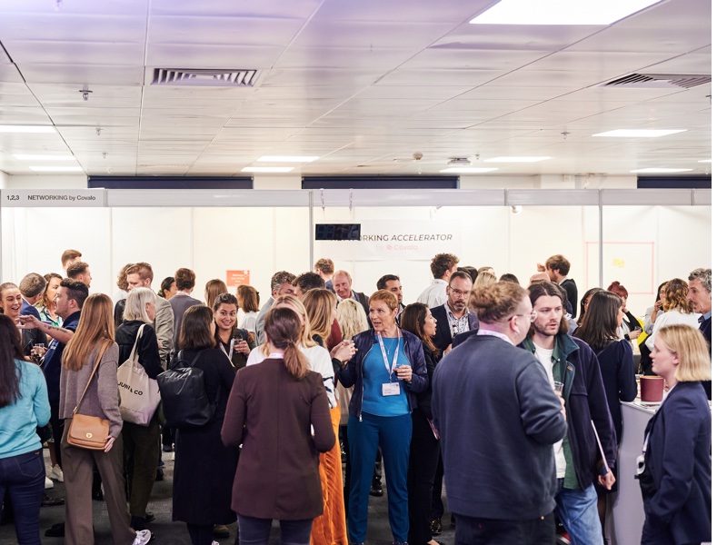 <i>Networking at Cosmetics Business Live 2022</i>