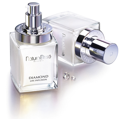 Natura Bissé’s Diamond Life Infusion is contained in the world’s first pack that combines a glass bottle with a rigid Yonwoo airless container, developed by Quadpack. 