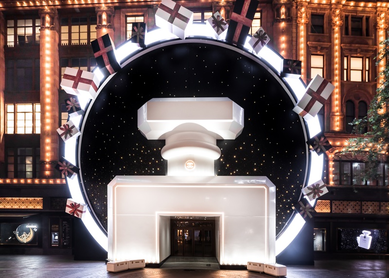 Luxury fragrance sales drive bumper Christmas for beauty 