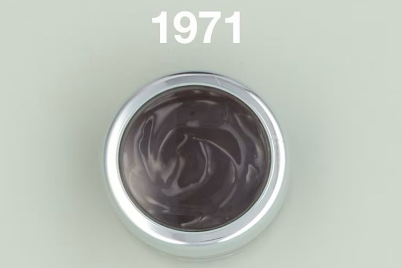 Clinique's original 'The Honeys' lip gloss in shade Black Honey